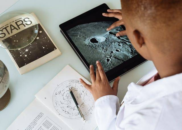 Ilustras karya komputasional. Foto: Pexels.