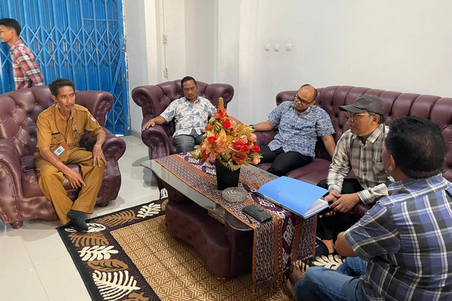 Direktorat Koordinasi dan Supervisi KPK Wilayah V meninjau rumah pribadi mantan Bupati Sumba Timur Gidion Mbilijora yang sebagian tanahnya terdapat lahan milik Pemda Sumba Timur, di Kecamatan Waingapu, Kabupaten Sumba Timur, NTT, Selasa (30/7/2024). Foto: Fadhil Pramudya/kumparan