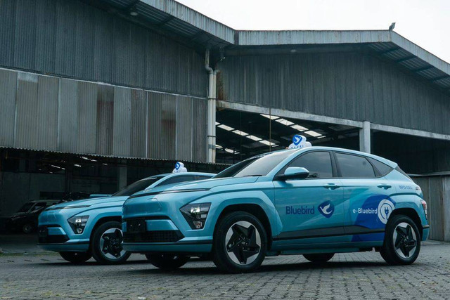 Wujud Hyundai Kona Electric menjadi taksi listrik baru Blue Bird Group. Foto: Instagram/@sigitdjokosoetono