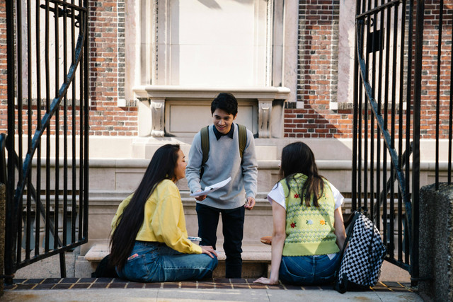 KIP Kuliah merupakan program bantuan pendidikan untuk siswa-siswi dari keluarga kurang mampu agar dapat melanjutkan pendidikan ke jenjang perguruan tinggi. Foto: Pexels.com