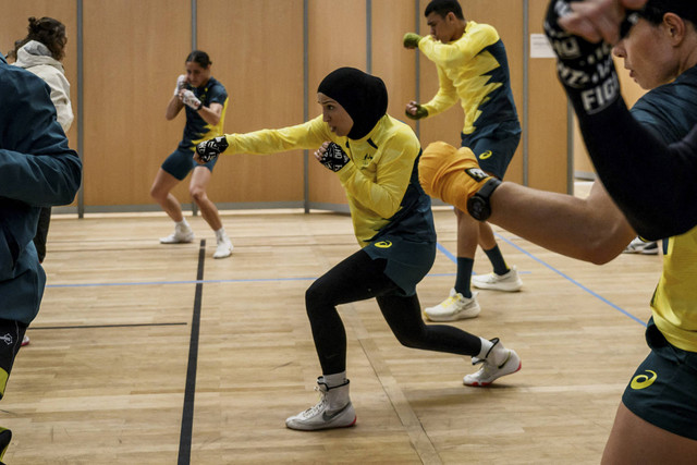 Petinju Australia Tina Rahimi. Foto: JEFF PACHOUD/AFP