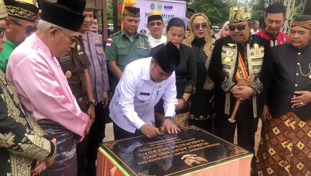 Bupati Sekadau, Aron, menandatangani prasasti peresmian Rumah Adat Melayu Sekadau, Rabu, 31 Juli 2024. Foto: Nopianti Sintiya/PWI Sekadau