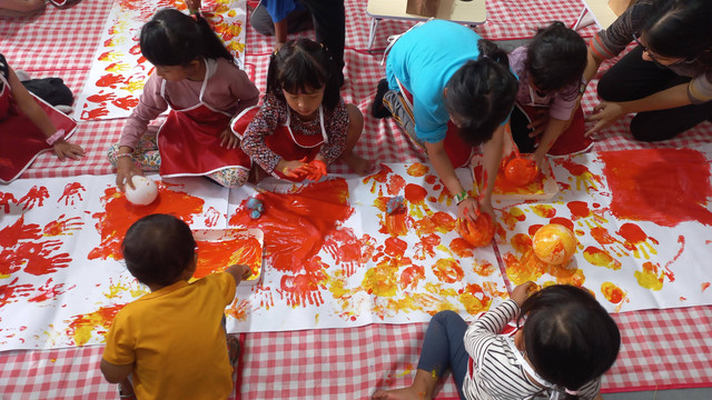 Anak-anak saat mengikuti Kreasi Ceria bersama NUVO Family dalam kumparanMOM Festival Hari Anak 2024, Minggu (28/7). Foto: Dok. kumparan Studio