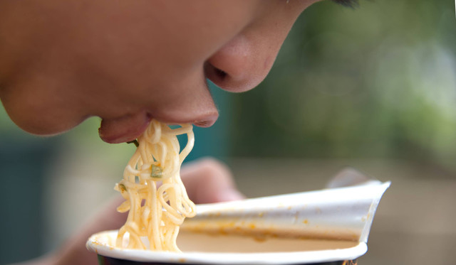 Ilustrasi anak makan mi instan. Foto: Shutterstock