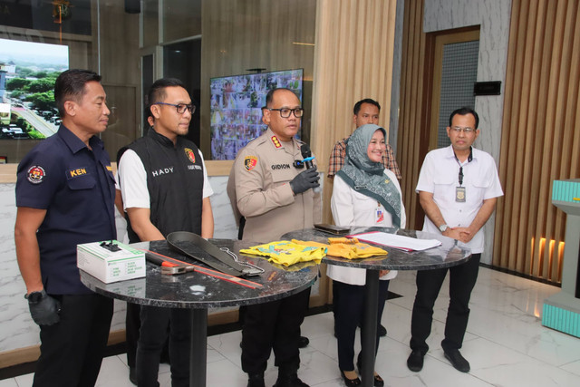 Pers rilis kasus penganiayaan terhadap bayi di Polres Metro Jakarta Utara pada Rabu (31/7/2024). Foto: Dok. Istimiewa