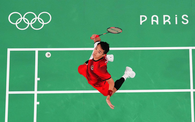 Tunggal putra Indonesia Jonatan Christie saat melawan tunggal putra India Lakshya Sen pada babak penyisihan Olimpiade 2024 di Porte De La Chapella Arena, Paris, Prancis, Rabu (31/7/2024). Foto: Hamad I Mohammed/ REUTERS