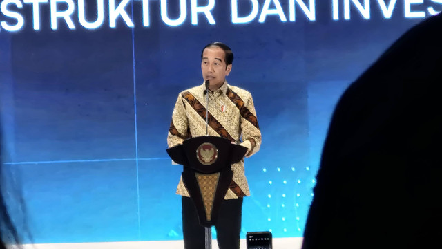 Presiden Joko Widodo berpidato saat menghadiri Refleksi 10 Tahun Pemerintahan Bidang Konstruksi, Infrastruktur dan Investasi di Menara Bank Mega, Jakarta, Rabu (31/7/2024). Foto: Nadia Riso/kumparan