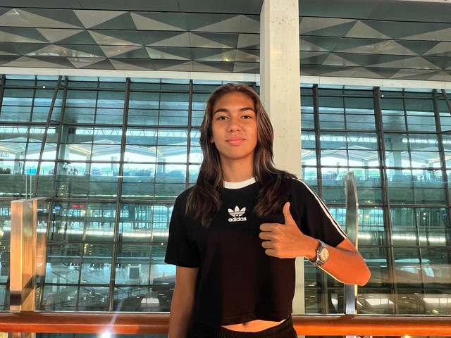 Claudia Scheunemann pemain Timnas Wanita Indonesia berpose saat di Bandara Soekarno Hatta jelang berangkat ke Jerman, Rabu (31/7/2024). Foto: Antika Fahira/kumparan