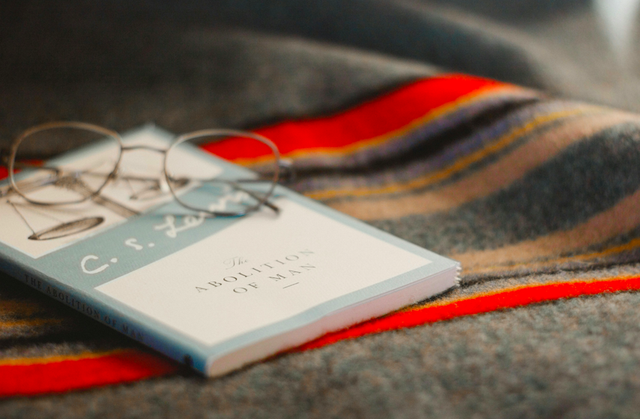 Ilustrasi contoh dialog asking for attention 2 orang. Sumber; www.unsplash.com