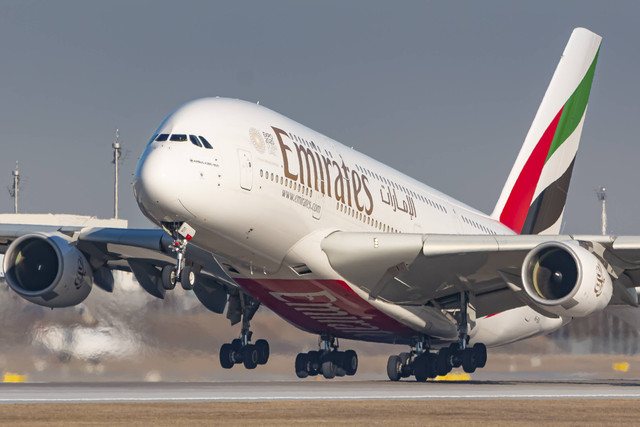 Pesawat Emirates Airbus A380. Foto: Lukas Wunderlich/Shutterstock
