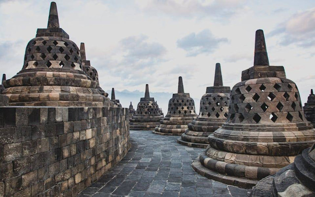 Ilustrasi akulturasi antara kebudayaan Hindu-Buddha dan kepercayaan asli Indonesia. Sumber: Charl Durand/pexels.com