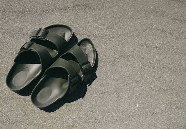 Rekomendasi sandal Birkenstock pria. Unsplash/Haley Truong
