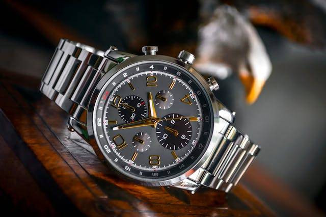Ilustrasi cara mengisi daya jam tangan automatic. Sumber foto: Pexels/Fernando Arcos