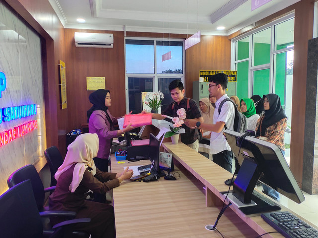 LBH Bandar Lampung saat mendampingi ibu-ibu korban dugaan kredit fiktif melakukan pengaduan ke Kejaksaan Negeri Kota Bandar Lampung. | Foto: Ist