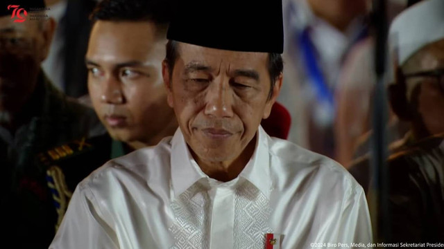 Presiden Joko Widodo bersama jajaran menteri Kabinet Indonesia Maju hadiri Zikir Kebangsaan di Istana Negara, Jakarta, Kamis (1/8/2024). Foto: YouTube/Sekretariat Presiden