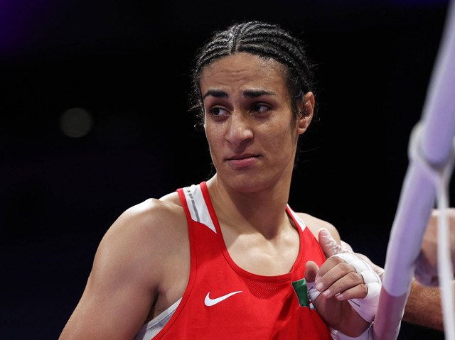 Imane Khelif dari Aljazair saat melawan Angela Carini dari Italia di babak 16 besar cabor tinju putri kelas 66 kg Olimpiade Paris 2024 di North Paris Arena, Villepinte, Prancis, pada 1 Agustus 2024. Foto: REUTERS/Isabel Infantes