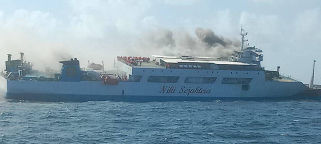 Suasana kapal KM Niki Sejahtera terbakar di Perairan Banjarmasin, Jumat (2/8). Foto: Dok. Bakamla