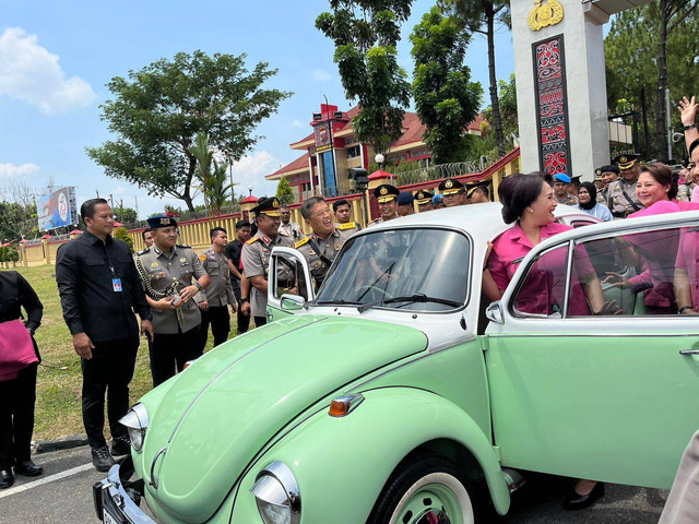 Komjen Agung Setya dan istrinya tinggalkan Polda Sumut naik mobil VW pada Jumat (2/8). Foto: Tri Vosa/kumparan