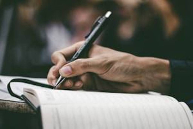 Ilustrasi contoh kalimat transitif. Foto: Unsplash/Pradams Giffaary