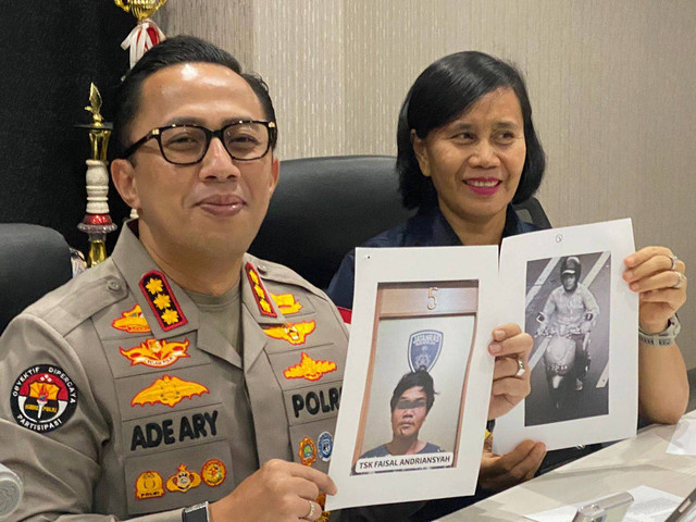 Kabid Humas Polda Metro Jaya Kombes Ade Ary menunjukan foto pelaku pembegalan siswi SMP di Gedung Bidang Humas Polda Metro Jaya pada Jum'at (2/8). Foto: Abid Raihan/kumparan