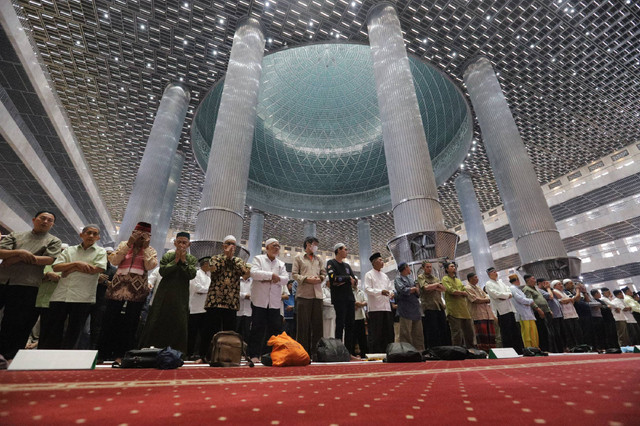 Masjid Istiqlal menggelar sholat ghaib setelah Jumatan (2/8/2024). Foto: Jamal Ramadhan/kumparan