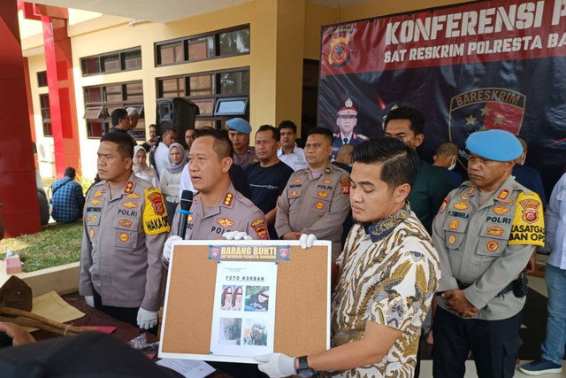 Kapolresta Bandung saat ungkap kasus pembunuhan berencana di Mapolresta Bandung, Jumat (2/8/2024). Foto: Robby Bouceu/kumparan
