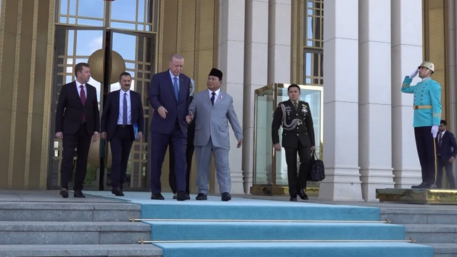 Menteri Pertahanan sekaligus presiden Republik Indonesia terpilih terpilih periode 2024-2029 Prabowo Subianto (kiri) didampingi Presiden Turki Recep Tayyip Erdogan (kanan) berjalan keluar usai melakukan pertemuan di Turki, Selasa (30/7/2024). Foto: Dok. Tim Media Prabowo Subianto