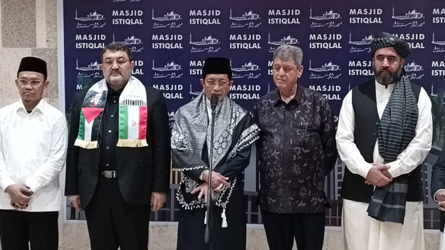Imam Besar Masjid Istiqlal, Nasaruddin Umar beserta Dubes Palestina, Zuhair Al Shun dan Dubes Iran, Mohammad Boroujerdi dalam konferensi pers di Masjid Istiqlal Jakarta, Jakarta Pusat, Jumat (2/8/2024).  Foto: Fadlan Nuril Fahmi/kumparan