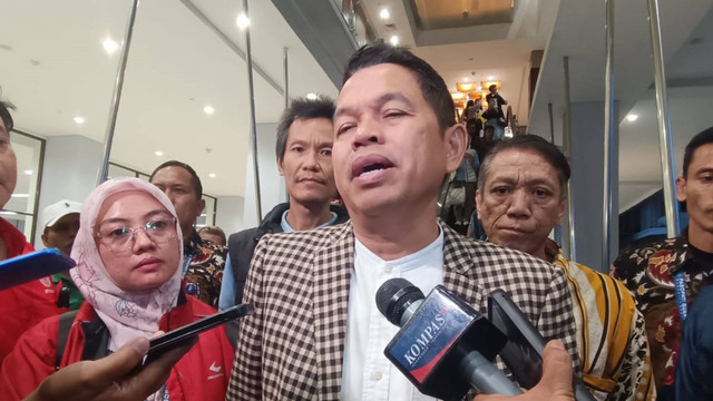 Dedi Mulyadi menjawab pertanyaan wartawan saat ditemui usai acara Justice Talk Show di Kampus Maranatha, Bandung, Jumat (2/8/2024). Foto: Robby Bouceu/kumparan