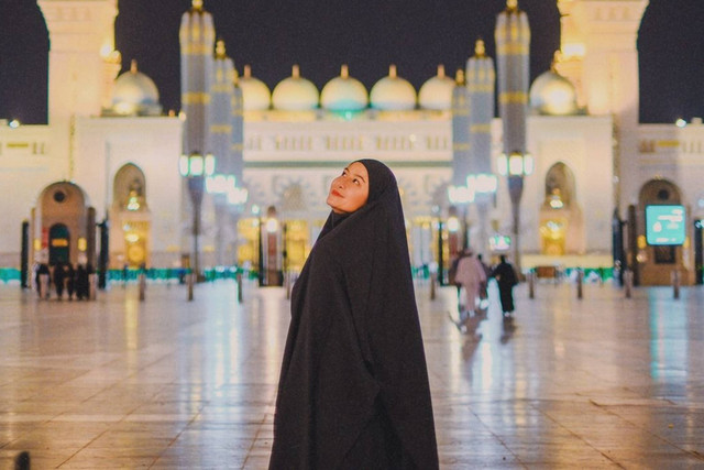 Momen Awkarin umrah bersama keluarga dan teman.
Foto: Instagram/ @narinkovilda