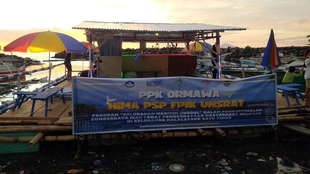 Rakit besar yang dibuat FPIK Unsrat Manado, yang akan dijadikan tempat rekreasi pemancingan di tengah laut. Rakit ini diserahkan ke masyarakat untuk dikelola dengan harapan untuk peningkatan perekonomian warga.