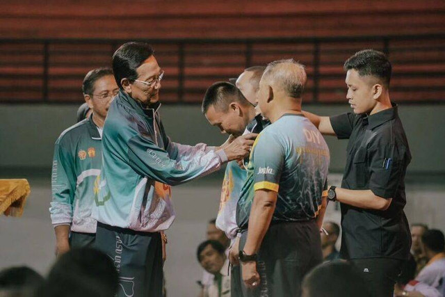 Gubernur DIY, Sri Sultan HB X, melepas atlet PON DIY di GOR Amongrogo, Jumat (2/8). Foto: Pemda DIY
