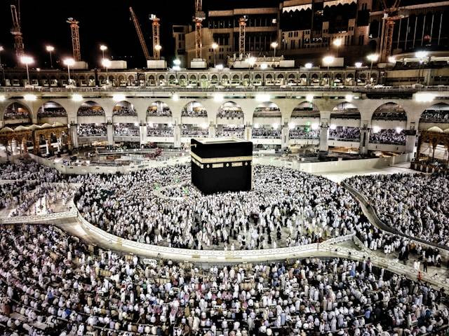 Ilustrasi Biaya Umroh 2 Orang 2024. Foto: dok. Unsplash/Mseesquare Shahiq