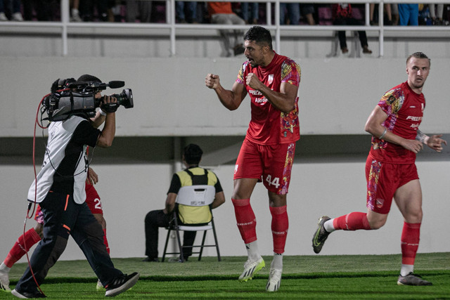 Pesepak bola Persis Solo Ricardo Regis Aparecido De Lima berselebrasi usai berhasil mencetak gol ke gawang Persija Jakarta pada pertandingan perebutan juara tiga Piala Presiden 2024 di Stadion Manahan, Solo, Jawa Tengah, Sabtu (3/8/2024). Foto: Mohammad Ayudha/ANTARA FOTO