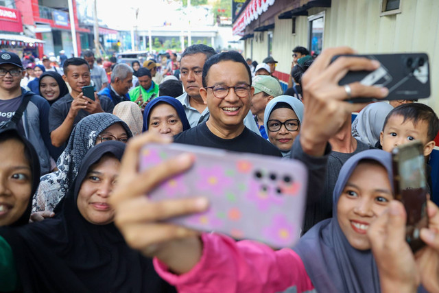 Mantan Gubernur DKI Jakarta Anies Baswedan menyapa warga saat car free day (CFD) di Kawasan Dukuh Atas, Jakarta, Minggu (8/4/2024). Foto: Iqbal Firdaus/kumparan