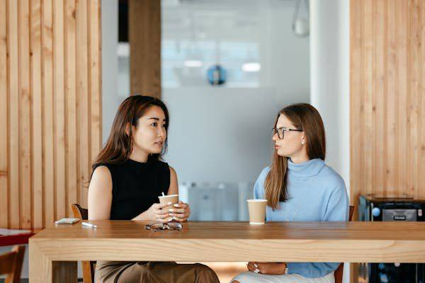 Ilustrasi contoh dialog bahasa Inggris 2 orang singkat dan artinya. Sumber foto: Pexels/Alexander Suhorucov