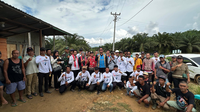 Foto bersama pegawai PLN UP3 Sanggau dengan masyarakat Desa Gandis, Kabupaten Sintang. Foto: Dok. PLN Kalbar