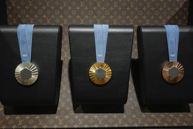 Sebuah koper monogram yang dirancang untuk melindungi dan memajang medali Olimpiade yang dibuat oleh Maison Chaumet dari LVMH untuk Olimpiade Musim Panas Paris 2024. Foto: Rebecca Blackwell/AP Photo