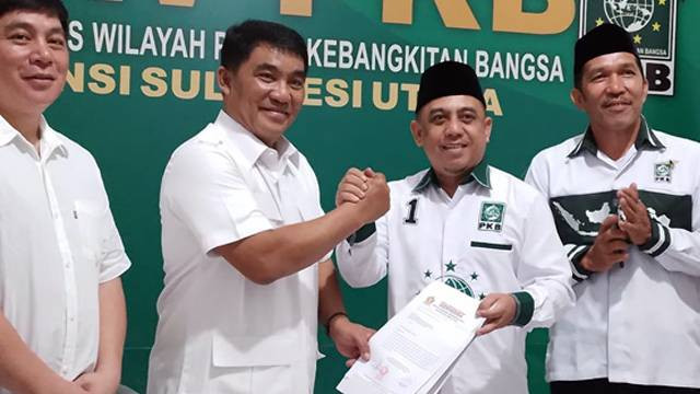 Ketua DPW PKB Sulawesi Utara, Yusra Alhabsy, berjabat tangan dengan Ketua DPD Gerindra Sulawesi Utara, Yulius Selvanus.