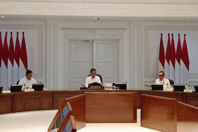 Presiden Joko Widodo memimpin Rapat Terbatas terkait Rencana Kerja Pemerintah, Nota Keuangan, dan RAPBN Tahun 2025 di Kantor Presiden, Kompleks Istana Kepresidenan, Jakarta, Senin (5/8/2024). Foto: Zamachsyari/kumparan