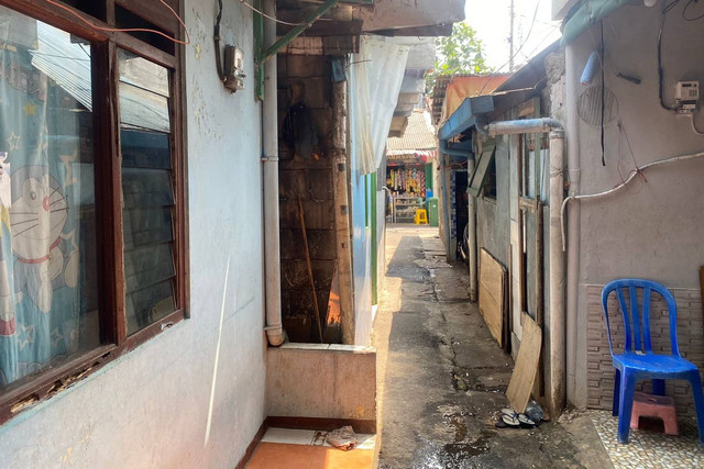 Suasana rumah M (9), bocah yang kendarai mobil hingga menabrak tiang lampu merah di Mampang, Senin (5/8/2024). Foto: Abid Raihan/kumparan