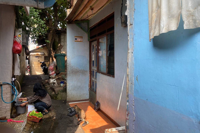 Suasana rumah M (9), bocah yang kendarai mobil hingga menabrak tiang lampu merah di Mampang, Senin (5/8/2024). Foto: Abid Raihan/kumparan