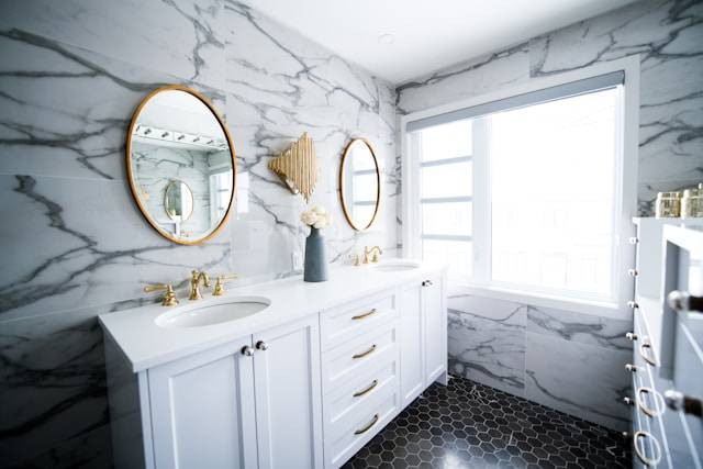 Rekomendasi Warna Keramik Kamar Mandi. Foto hanya ilustrasi. Sumber foto: Unsplash/Christian