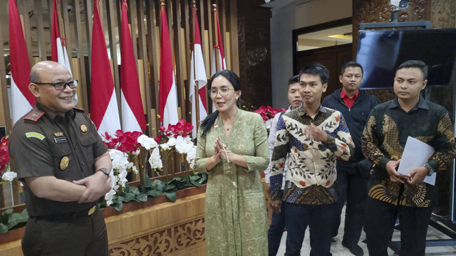 Anggota DPR RI Komisi VI Fraksi PDIP, Rieke Diah Pitaloka saat mengunjungi Kantor Kejaksaan Tinggi Jawa Timur (Kejati Jatim), Senin (5/8/2024). Foto: Farusma Okta Verdian/kumparan