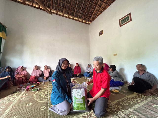 Pelaksanaan Pelatihan Pengemasan Pupuk. Sumber : TIM II KKN Undip 2024