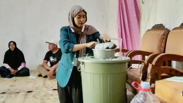 Proses pembuatan sistem RAS pada aquaponik yang terintegrasi oleh budidaya ikan lele oleh mahasiswa KKN. Sumber: TIM II KKN UNDIP 2023/2024