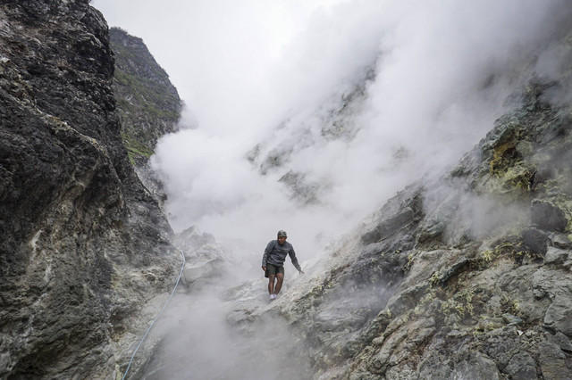 Pengunjung melihat asap dan belerang yang keluar dari dinding kawah Candradimuka di Gunung Lawu, Tawangmangu, Karanganyar, Jawa Tengah, Senin (5/8/2024). Foto: Mohammad Ayudha/ANTARA FOTO
