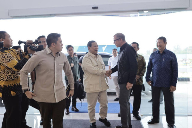 Menteri Pertahanan Prabowo Subianto berjabat tangan dengan Nat Rothschild saat peresmian pabrik Volex di Batam.  Foto: X/ @NatRothschild1