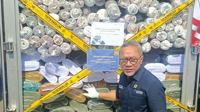 Menteri Perdagangan Zulkifli Hasan meninjau barang impor ilegal di kawasan Penimbunan Pabean Bea dan Cukai Cikarang, Kabupaten Bekasi, Jawa Barat, Selasa (6/8/2024). Foto: Fadlan Nuril Fahmi/kumparan