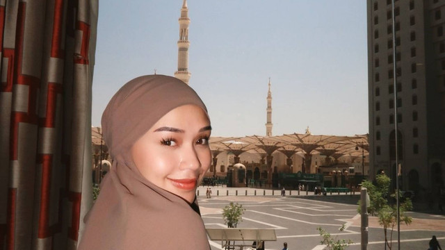Selebgram Lula Lahfah saat jalani ibadah umrah. Foto: Instagram/ @lulalahfah